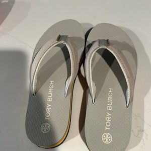 Tory Burch flat form flip flops size 9. Off white/grey